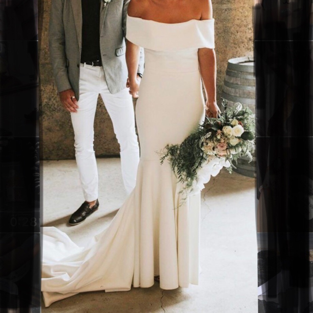 Off-shoulder Wedding Dress 👰🏻 💍 💕